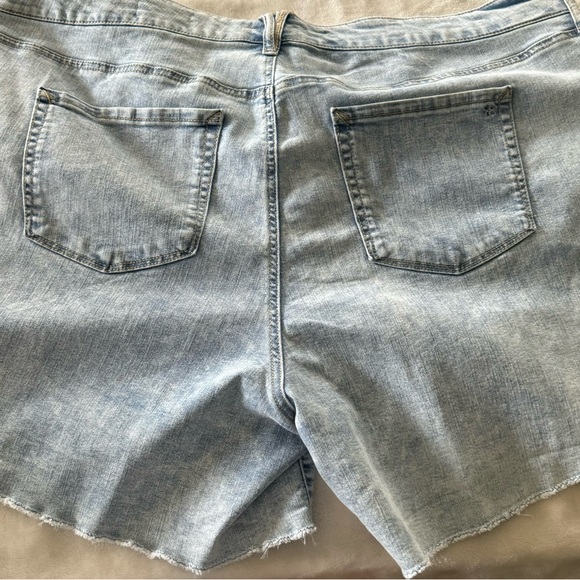 Jessica Simpson forever short - Picture 2 of 3